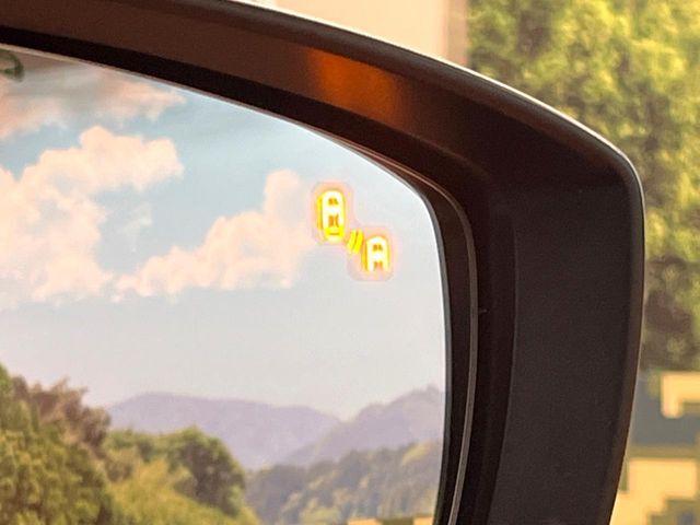 【ブラインドスポットモニタリング】走行中、ドアミラーの死角になりやすい箇所に後続車が接近するとサイドミラー付近に警告を表示、ドライバーに注意喚起をしてくれます。