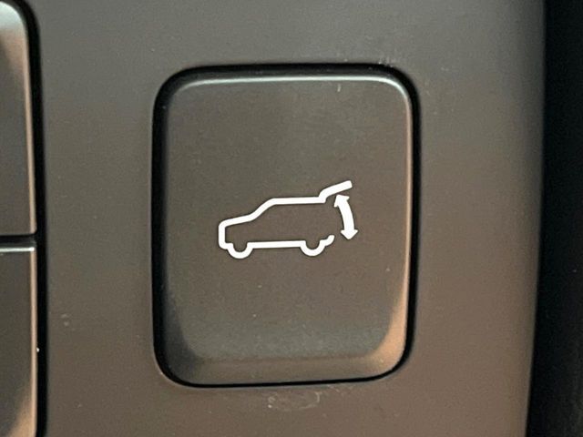 【パワーバックドア】スマートキーや運転席のボタンを押すだけでリアゲートが自動で開閉します！荷物を持っている時や、高い位置にあるバックドアを閉める際に便利な機能です♪