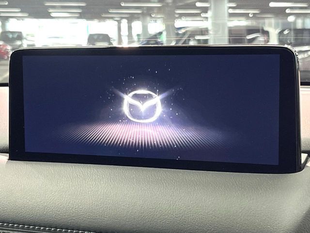 【10.25インチマツダコネクト】車内の雰囲気にマッチした大型ディスプレイ。スマホ接続でのナビ使用やBluetooth再生等、様々な機能が楽しめます。直感的なダイヤル操作が可能で、使い勝手も良好です。