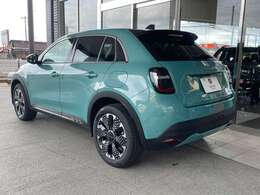 18インチのアルミホイールにもピクセルパターンが使用されています