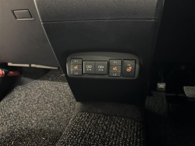【充電用USBジャック】ついつい出先でスマホを使いすぎちゃった、そんなご経験はありませんか？ケーブルさえ持っていれば、車内でしっかり充電できちゃいますよ！