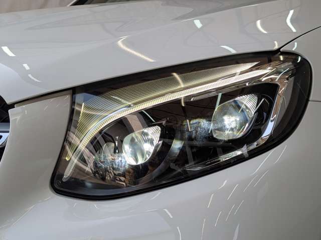【LEDヘッドライト】悪天候や夜間走行時も良好な視界を確保し安心して運転できる高輝度LEDヘッドライトを装備！点灯速度が早く、消費電力も抑えられています。