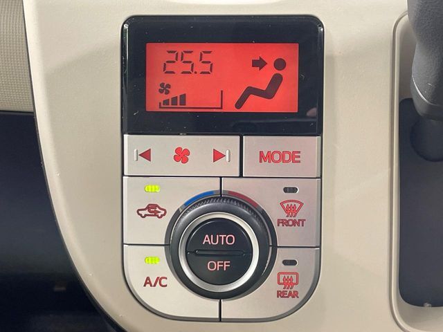 【オートエアコン】一度お好みの温度に設定すれば、車内の温度を検知し風量や温度を自動で調整。暑い…寒い…と何度もスイッチ操作をする必要はありません。快適な車内空間には必須の機能ですね♪