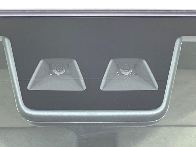 【スマートアシスト】走行中に前方の車両等を認識し、衝突しそうな時は警報とブレーキで衝突回避と被害軽減をアシスト。より安全にドライブをお楽しみいただけます。