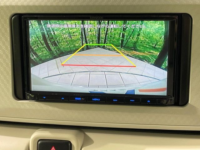 【バックカメラ】駐車時に後方がリアルタイム映像で確認できます。大型商業施設や立体駐車場での駐車時や、夜間のバック時に大活躍！運転スキルに関わらず、今や必須となった装備のひとつです！