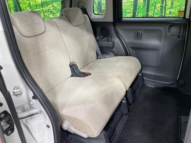 後部座席も気になるようなキズ・汚れやへたり等、大きなダメージはなく、良好な状態です。