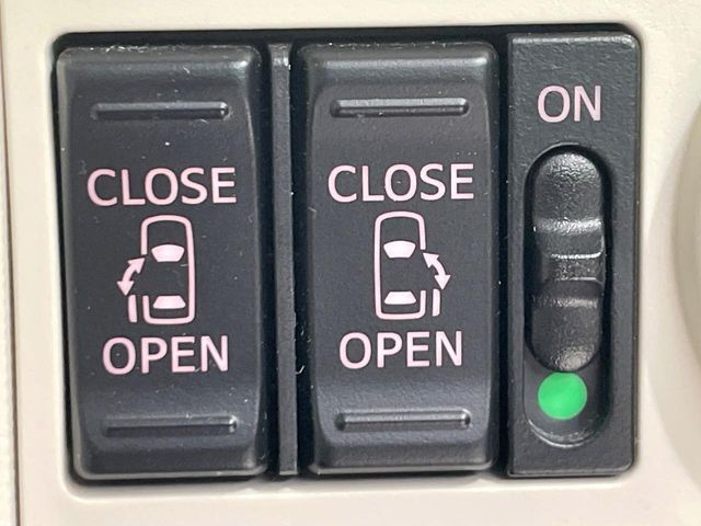 【両側パワースライドドア】スマートキーや運転席のスイッチで後席両側スライドドアの開閉が可能♪電動だから力を入れてドアを開ける必要が無く、小さなお子様でも簡単に開け閉めでき快適です♪