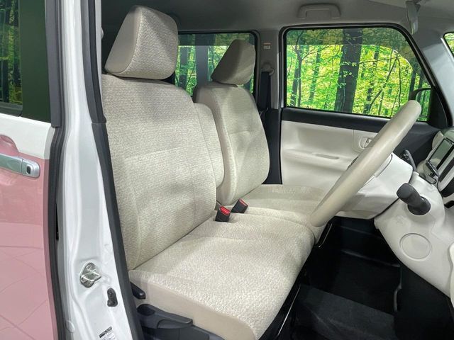 運転席まわりには十分なスペースがあり、大柄な方でもゆったり運転していただける環境です。