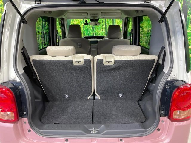 ラゲッジルームは、大容量のスペースを確保。普段のお買い物からレジャーまで、幅広く活躍してくれます！また、リアシートを倒すことでバリエーション豊かにお使いいただけます。