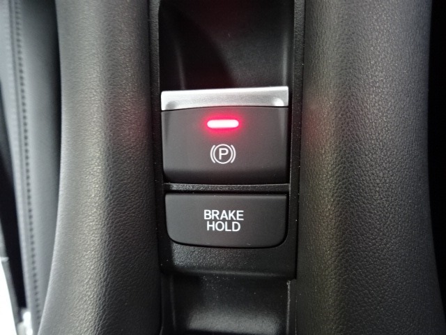 スイッチを引くだけで、パーキングブレーキが作動します♪