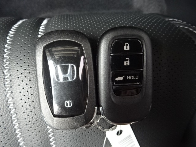 スマートキー付！キーを取り出さなくてもドアロックの施錠・開錠、エンジンの始動が出来ます！雨の日や荷物の多い日にとても便利ですね♪
