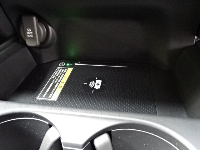 置くだけでワイヤレスで充電可能です。