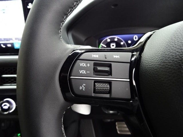 ハンドルにオーディオの操作スイッチが装備されています！視線を前方から外さずハンドルから手を離さずに操作できるのでとっても安全ですね♪