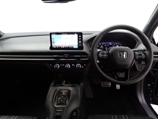 ドライバーを包み込むように、ディスプレーやスイッチ、コンソールを配置。座った瞬間から運転への期待が！空間そのものの心地よさにこだわっています。