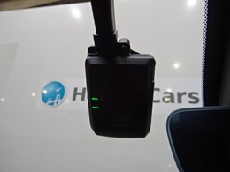 『ドライブレコーダー』動画を残すことで万が一の事態に遭遇した時の必須アイテムです！急ブレーキ・急ハンドルが起こった際、自動で記録が上書きされずに保存され、後でPC等で確認出来ます。