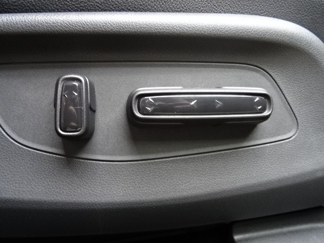 フロントシートには電動パワーシートを採用★ポジションを快適な位置に調整できます。