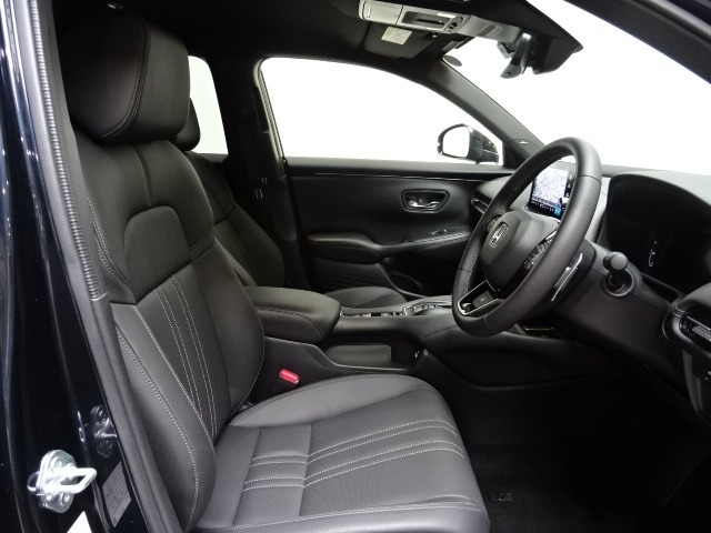 運転席は大きな座面と包み込むような背もたれが身体全体を支えます。上質なシートを採用し長時間の運転やコーナーの多い道も快適です。座ったときの頭上スペースも余裕たっぷりでロングドライブも楽チンです♪