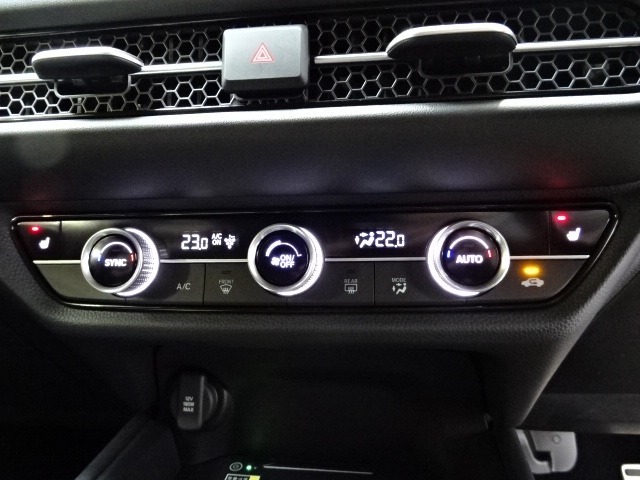 オートエアコンは左右席で独立温度コントロールが可能です。シートヒーター付きで、冷えた車内でもスイッチを押せば数秒で座面と背もたれがあたたかくなります。