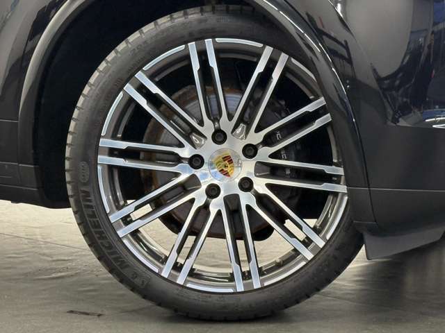 21インチ911ターボデザインホイール(ホイールアーチエクステンション付)がお洒落なエクステリアを演出！！