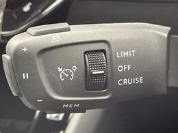 ●レーダークルーズコントロール：前の車との車間距離を一定にとりつつ、一定速度で自動走行してくれる次世代のクルーズコントロール！主に高速道路や自動車専用道路で使用する便利な機能です！