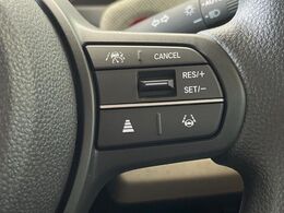 【ホンダセンシング】走行中に前方の車両等を認識し、衝突しそうな時は警報とブレーキで衝突回避と被害軽減をアシスト。より安全にドライブをお楽しみいただけます。