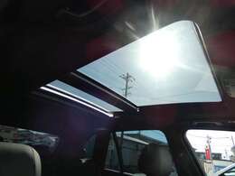 開放感のあるパノラマサンルーフ付き☆