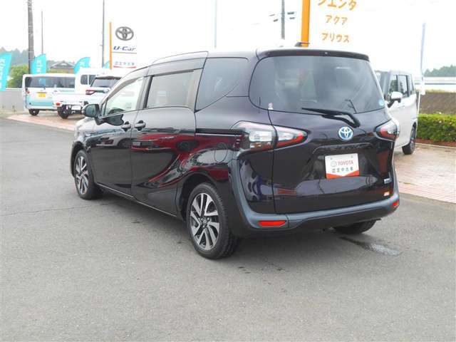 展示されているお車は全台1年間のトヨタロングラン保証が付いて参ります。最長3年間の保証（有料）をお付けすることも可能ですので、どのエリアに住むお客様でも安心して保証をお受けすることができます！