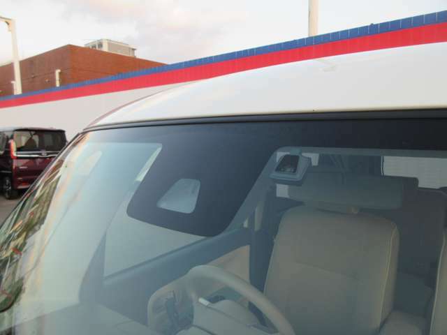 フロントガラスの上部には衝突軽減ブレーキの装置も付いており、より安全に運転を楽しんでいただくことができます。