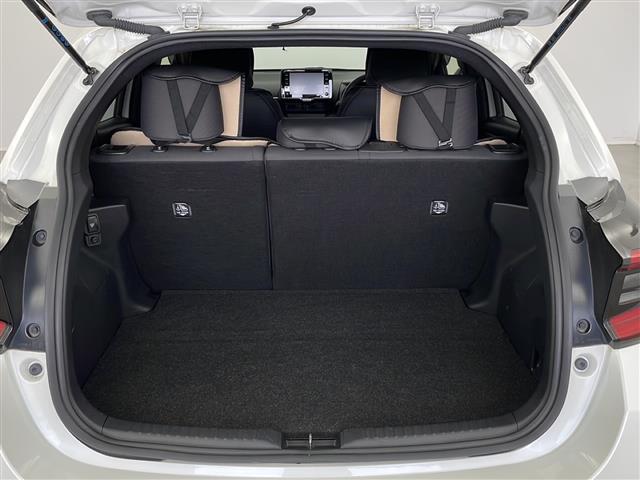 【トランク】積み込みやすくて、たっぷり積める荷室です。シートアレンジできるものは、乗車人数と荷物の量や大きさによってシートを動かすことができるので、より快適なドライブが可能です！