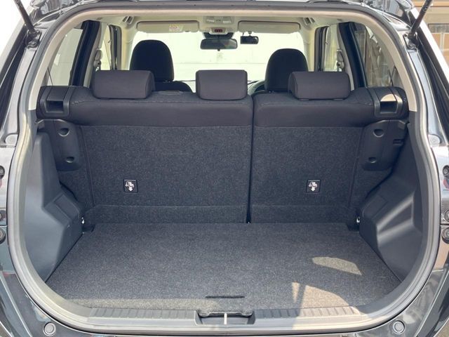普段のお買い物や通勤、送迎等に十分な荷室スペースを確保しております。セカンドシートを倒すと、大きな荷物の積載も可能です♪