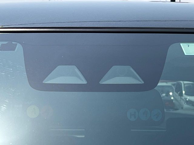 【スマートアシスト】走行中に前方の車両等を認識し、衝突しそうな時は警報とブレーキで衝突回避と被害軽減をアシスト。より安全にドライブをお楽しみいただけます。
