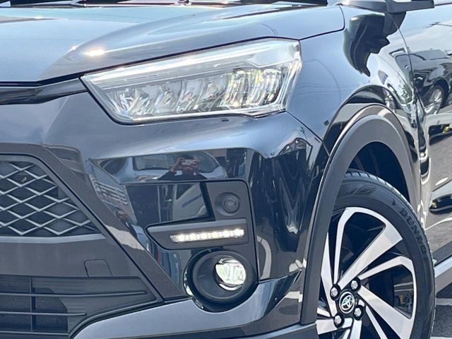 【LEDヘッドライト】悪天候や夜間走行時も良好な視界を確保し安心して運転できる高輝度LEDヘッドライトを装備！点灯速度が早く、消費電力も抑えられています。