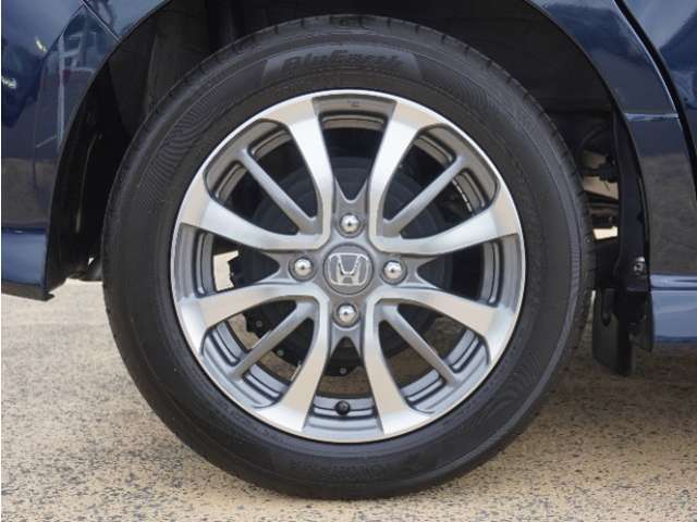 アルミホイール装着車です！これで足元まわりもおしゃれにきまります！