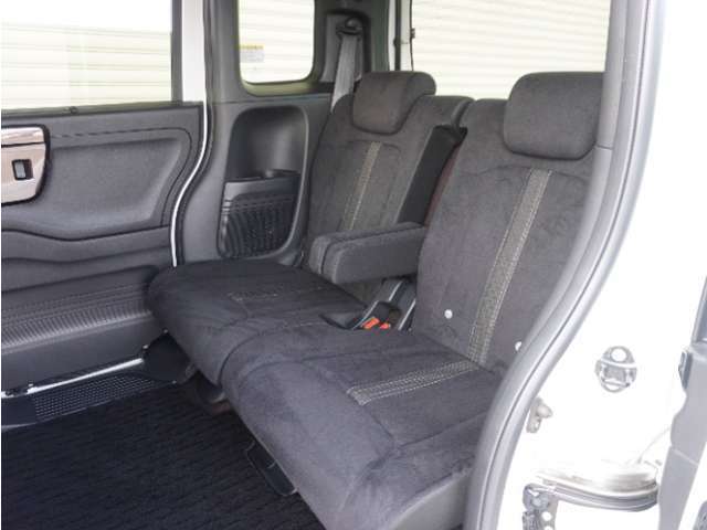 家族やご友人とBBQに行くとき、楽しさは道中の車内から始まっています！シートに座って、みんなで和気あいあい盛り上がりましょう！