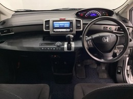 車内は光触媒抗菌消臭施工済です。スタイリッシュなデザインでスポーティなインパネ周りを演出します。グローブボックスやカップホルダーのほかにトレーなどたくさんの収納スペースが付いています。