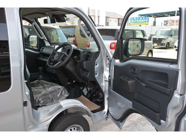 運転席の足元もゆったり＾＾快適です♪お問い合わせは079-280-1118、カーズカフェ　カーベル姫路東までお気軽にお電話ください＾＾