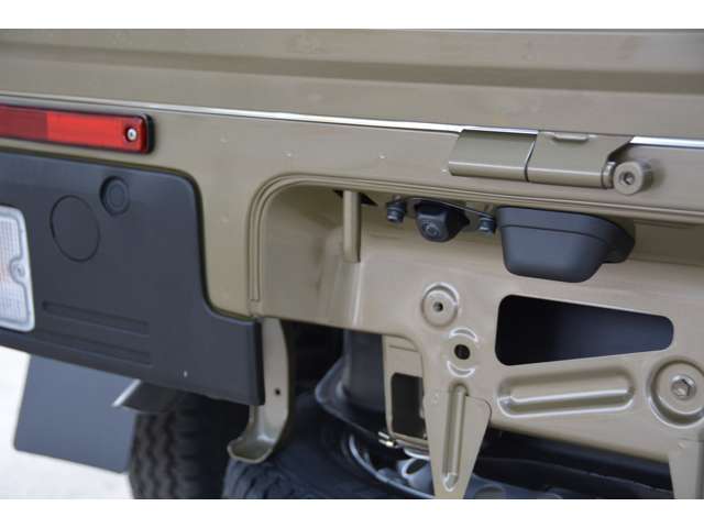 ハイゼットトラック用のナビ連動バックモニターを追加します。ガイドラインも表示され、車庫入れ楽々です。