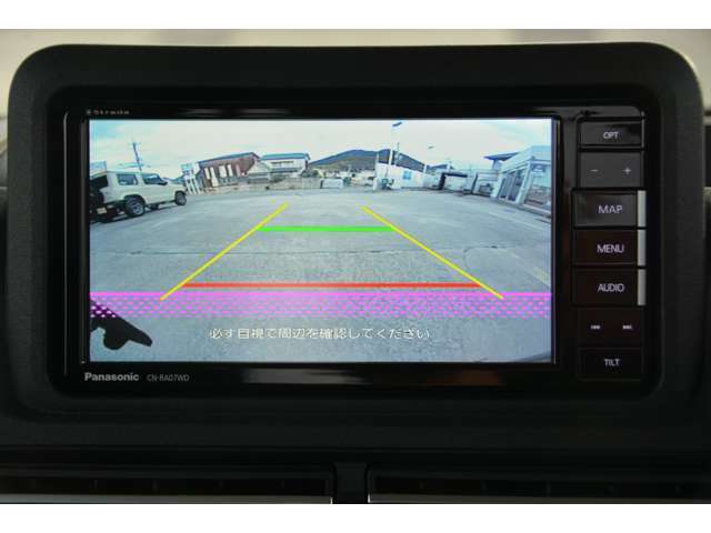 ハイゼットトラック用のナビ連動バックモニターを追加します。ガイドラインも表示され、車庫入れ楽々です。