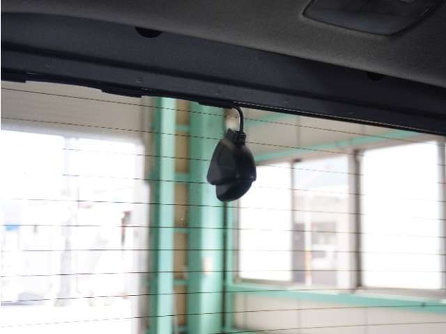 この車にはリアにもドライブレコーダーを装備しております◆映像・音声などを記録する自動車用の装置です。　もしもの事故の際の記録はもちろん、旅行の際の思い出としてドライブの映像を楽しむことができます。