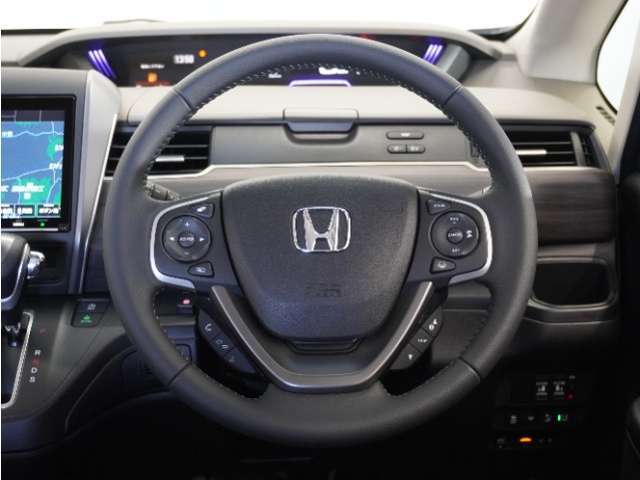 【Honda SENSING】 カメラ等装置で精度の高い検知能力を発揮、安全運転を支援します。ステアリング上のコントローラーに注目！