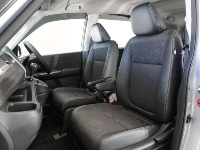 運転席と助手席は足元が繋がっているので自由に行き来しやすいので駐車場が狭いときでも助手席側からスムーズに乗り降りできて便利！