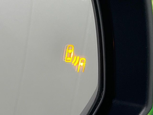 【ブラインドスポットモニター】走行中、ドアミラーの死角になりやすい箇所に後続車が接近するとサイドミラーのレンズに警告を表示！ドライバーに注意喚起をしてくれます。