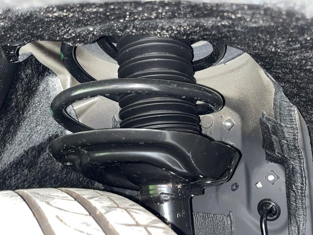お車を安心してお乗りいただく為には、足回りの定期点検が欠かせません。サービスサポート（有償保証）では無料点検もご提供しており、安心のカーライフをお過ごしいただけるサポート体制が整っています。