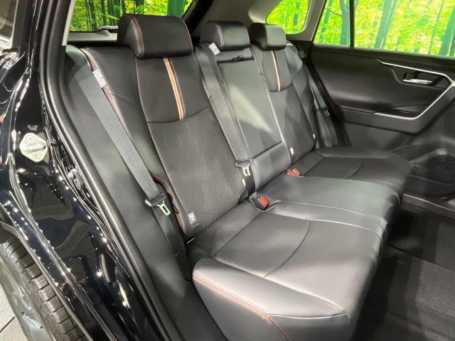高品質なオリジナルフロアマットもオプションにてご用意しております。お好きなデザインやカラーをお車に合わせて選んでいただくことができます♪