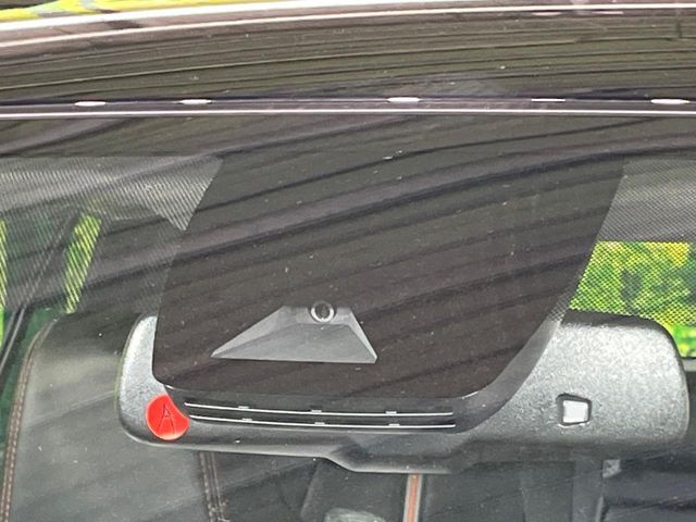 【プリクラッシュセーフティ】前方の車両等を検知し、衝突しそうな時は警報で注意を促し、ブレーキを踏む力をサポート。ブレーキを踏めなかった場合は衝突被害軽減ブレーキが作動、衝突回避をサポートします。