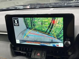 【バックカメラ】駐車時に後方がリアルタイム映像で確認できます。大型商業施設や立体駐車場での駐車時や、夜間のバック時に大活躍！運転スキルに関わらず、今や必須となった装備のひとつです！