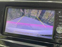【バックカメラ】駐車時に後方がリアルタイム映像で確認できます。大型商業施設や立体駐車場での駐車時や、夜間のバック時に大活躍！運転スキルに関わらず、今や必須となった装備のひとつです！