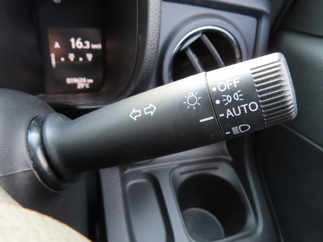 明るく省電力、そして車外の明るさに応じて自動で点灯・消灯してくれるオートライトコントロール機能付きLEDヘッドライトを装備。夜間も安心してお乗りいただけます。