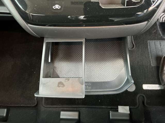 運転席中央にはドリンクホルダーが付いています