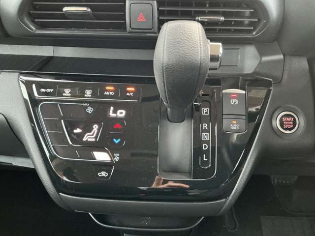 エアコン操作はタッチパネルです。